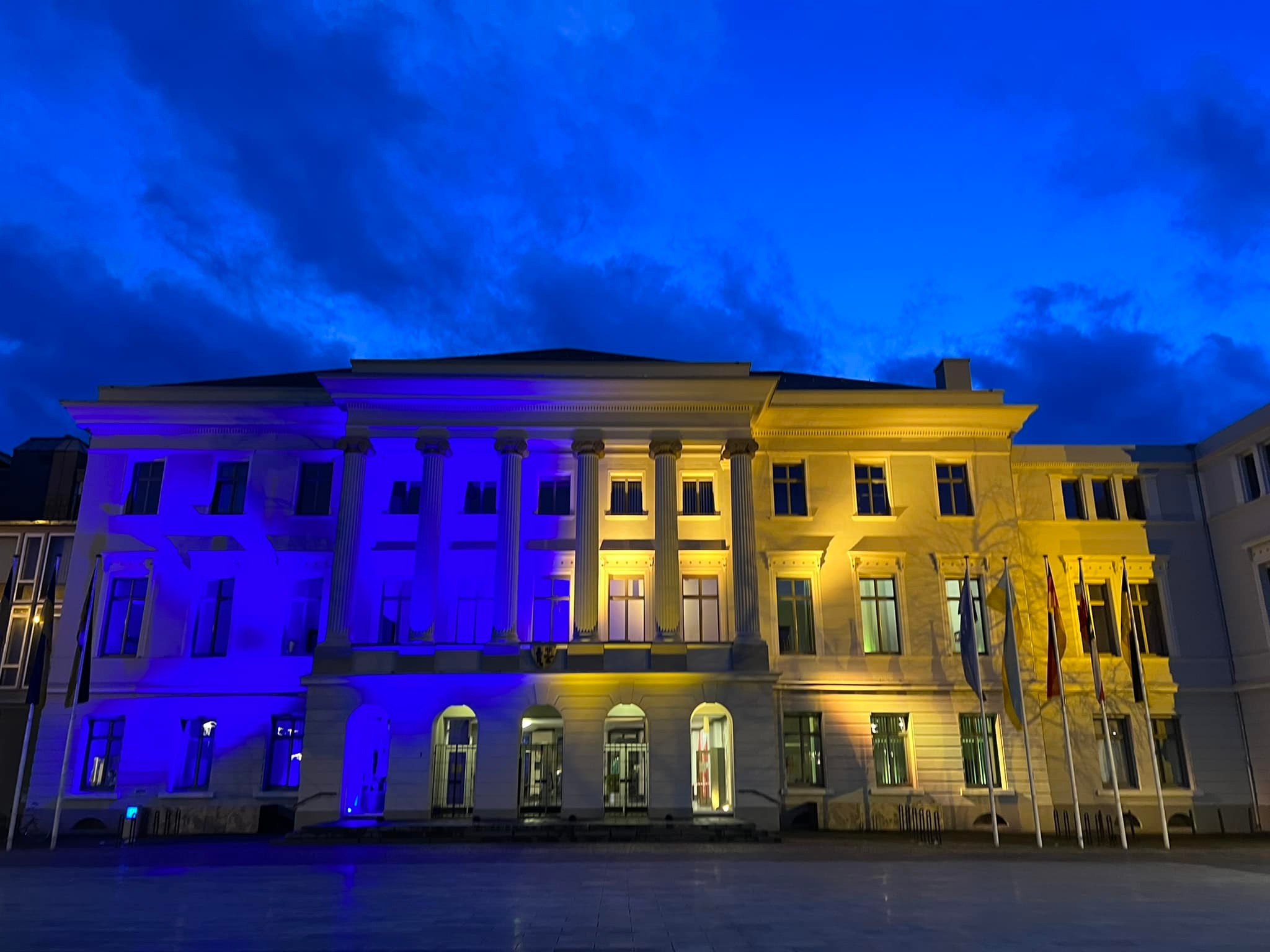 Rathaus Krefeld beleuchtet in den Farben der Ukraine
