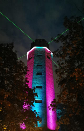 Wasserturm Toenisvorst angestrahlt mit Lasern