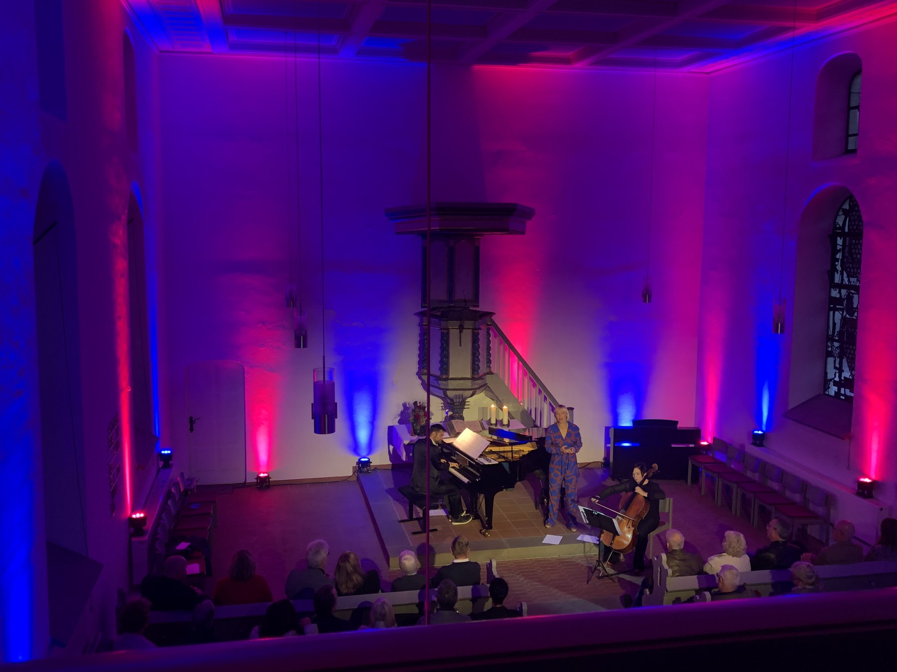 Klassikkonzert in einer farbig beleuchteten Kirche