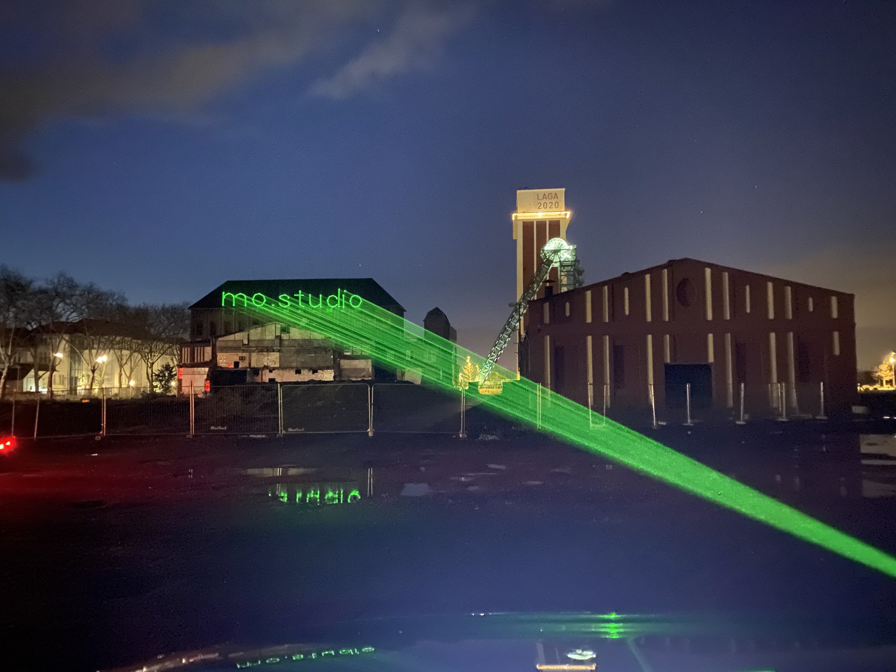 Grüne Laserstrahlen im Außenbereich