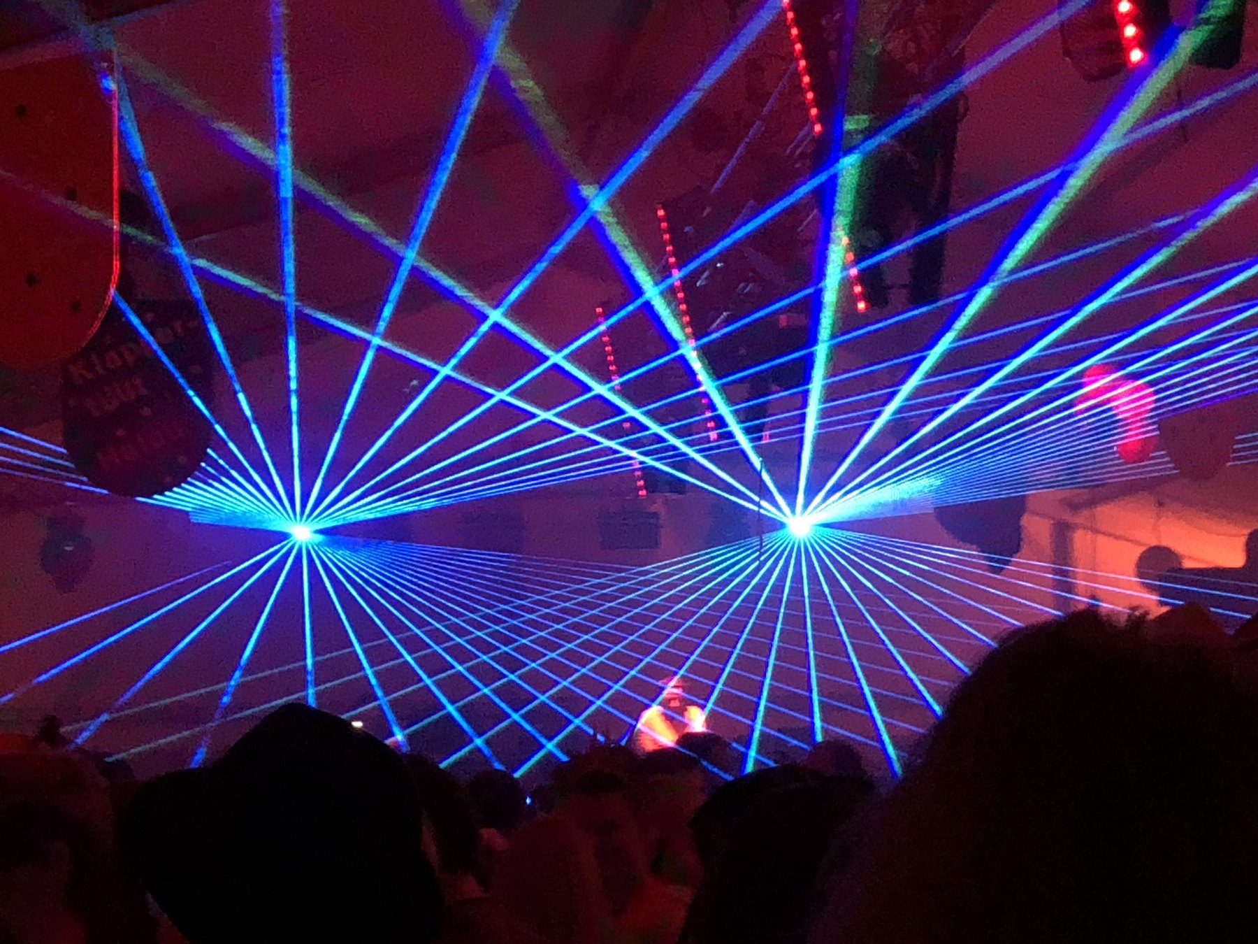 Lasershow in einer Veranstaltungshalle