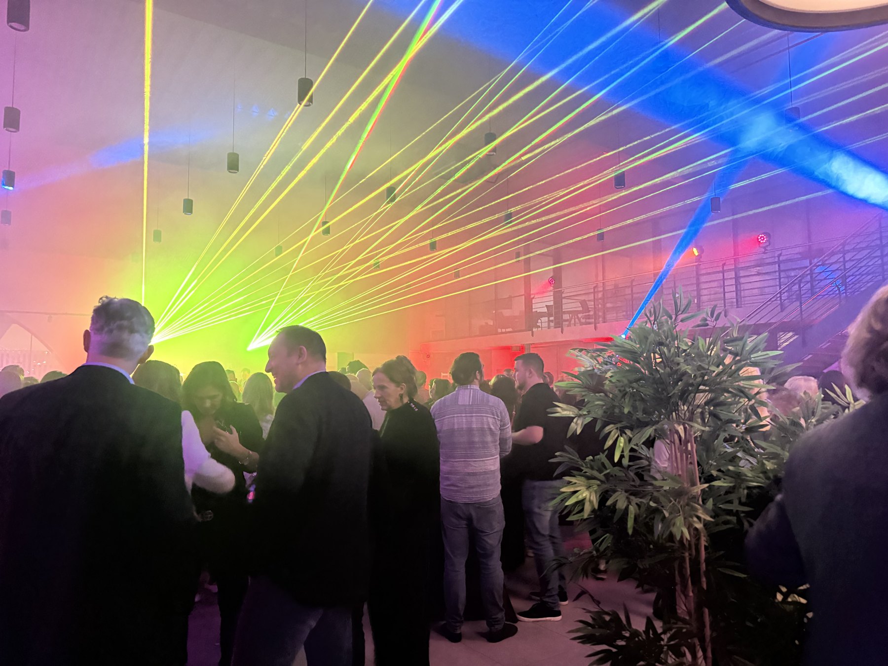 Mehrfarbige Lasershow bei einer Veranstaltung