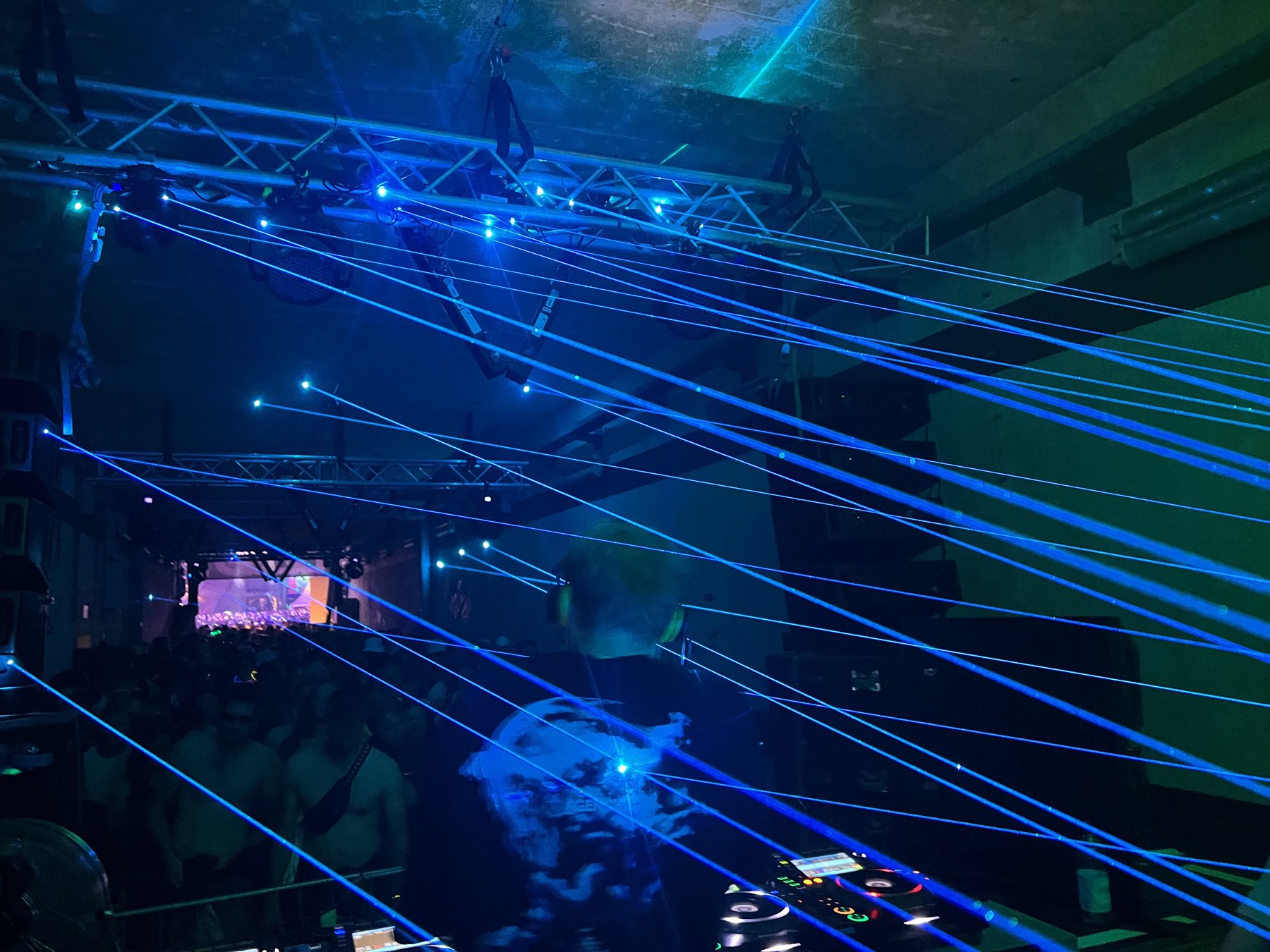 Blaue Laserstrahlen über einer Veranstaltungsfläche