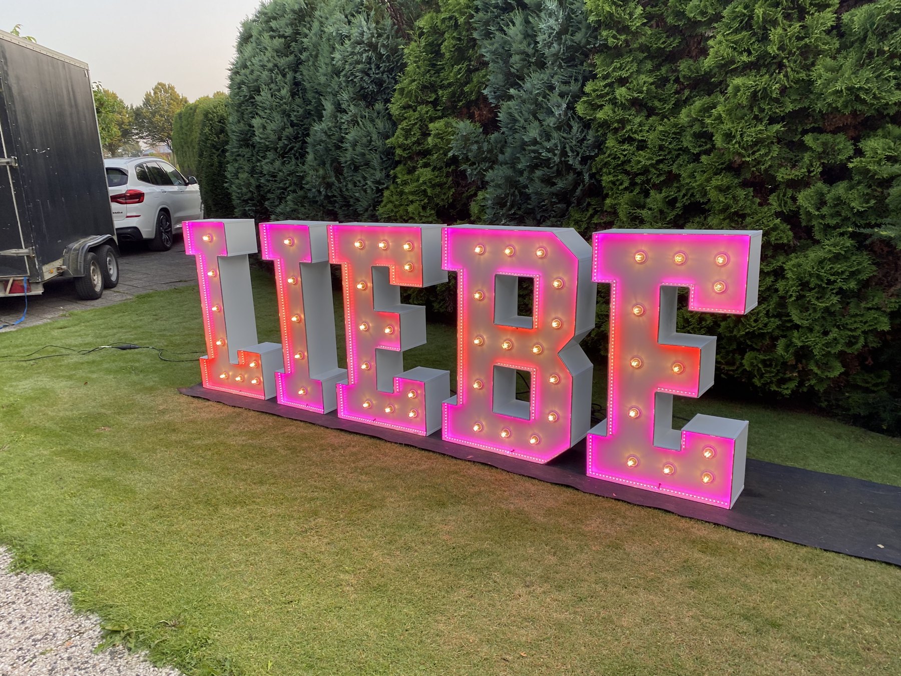 Beleuchtete LIEBE-Buchstaben auf einer Rasenfläche